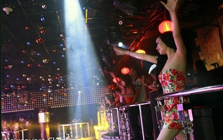 Nghề Bar-Club photographer khiến giới trẻ "phát cuồng"